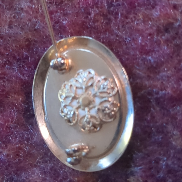 Sarah Coventry* vintage oval rainbow goldtone surrounding brooch/pin - Picture 3 of 5